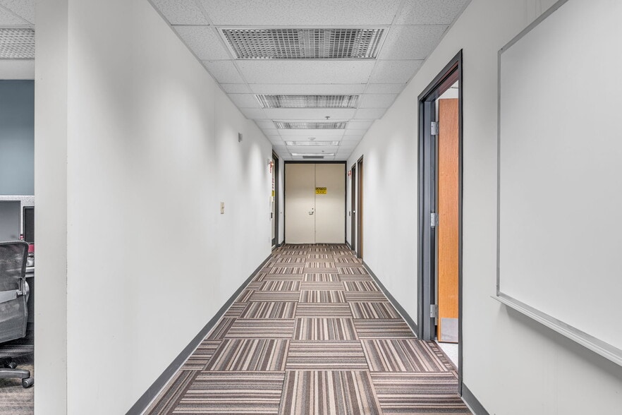 More Photos Of 400 SE Jefferson St, Topeka Flex For Sale