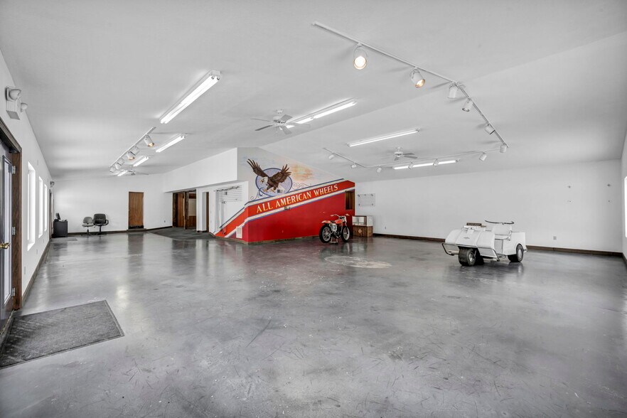 More Photos Of 4085 Herner County Line Rd, Southington Showroom For Sale