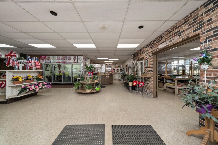 More Photos Of 7117 S Roberts Rd, Bridgeview Garden Center For Sale