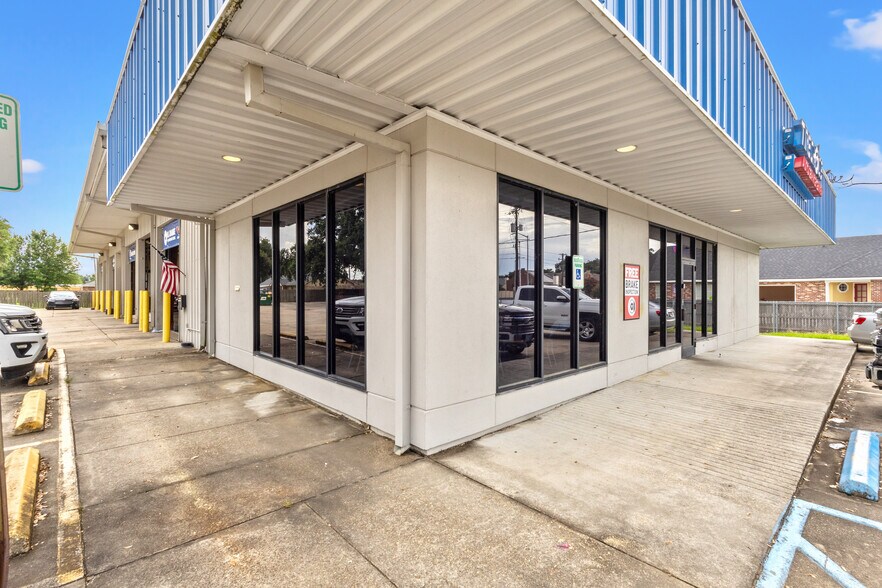 More Photos Of 4605 W Congress St, Lafayette Freestanding For Sale