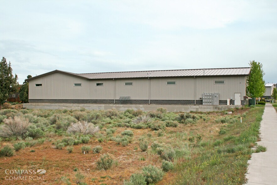 More Photos Of 63004 NE 18th St, Bend Warehouse For Lease