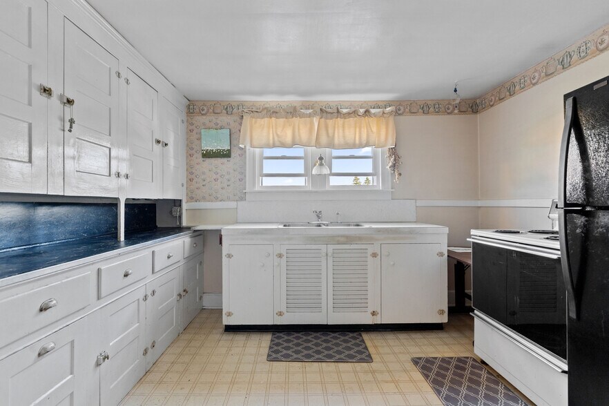 More Photos Of 150 Main St, Johnson City Medical For Sale