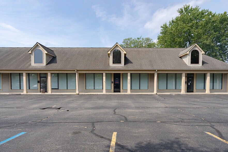 Primary Photo Of 4565-4568 W Walton Blvd, Waterford Medical For Sale