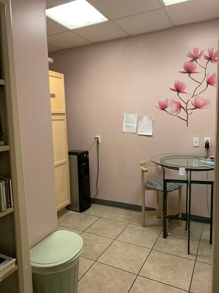 More Photos Of 5797 Washington Blvd, Culver City Showroom For Lease