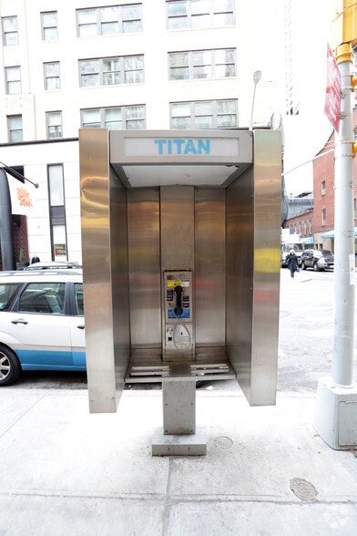 More Photos Of 89 Greenwich St, New York Storefront For Lease