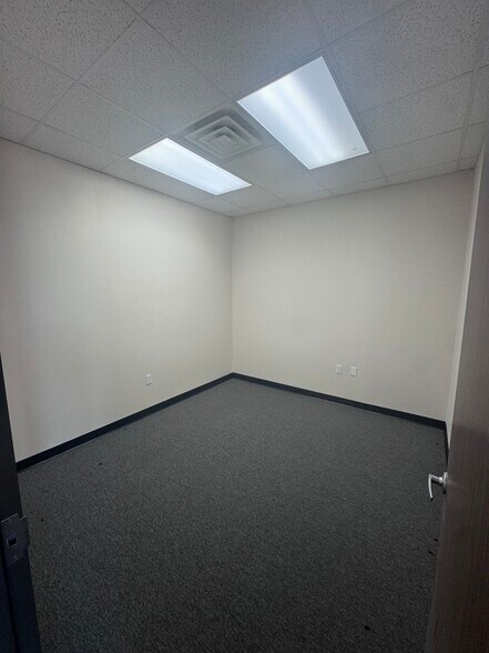 More Photos Of 3511 N Loop 336 E, Conroe Warehouse For Lease
