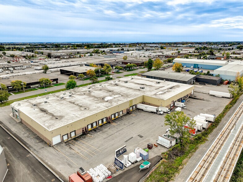 More Photos Of 1925-1985 Boul Hymus, Dorval Light Distribution For Lease