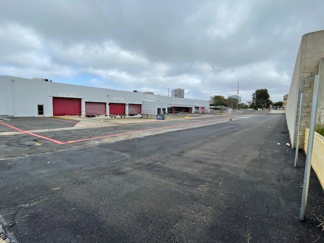 More Photos Of 1917-1921 E Mariposa Ave, El Segundo Warehouse For Lease