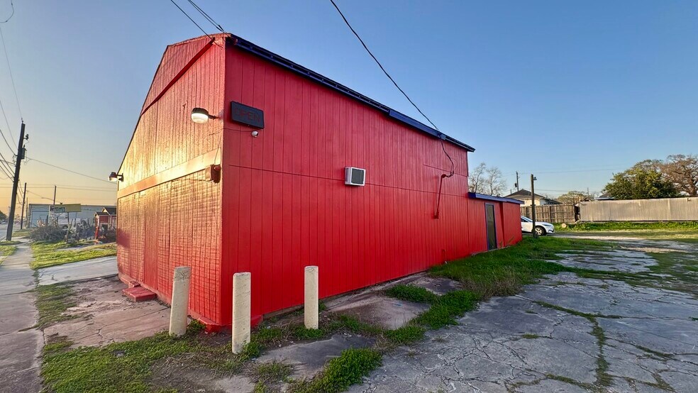 More Photos Of 8031-8033 Harrisburg Blvd, Houston Sports And Entertainment For Sale