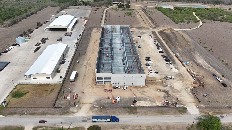 More Photos Of 633 E Lone Star Dr, Mustang Ridge Warehouse For Lease