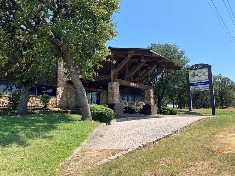 More Photos Of 3901 Airport Fwy, Bedford Office For Lease