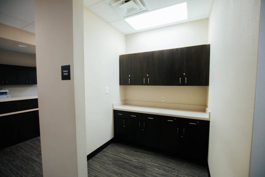 More Photos Of 9870 N Gateway Blvd, El Paso Office For Lease