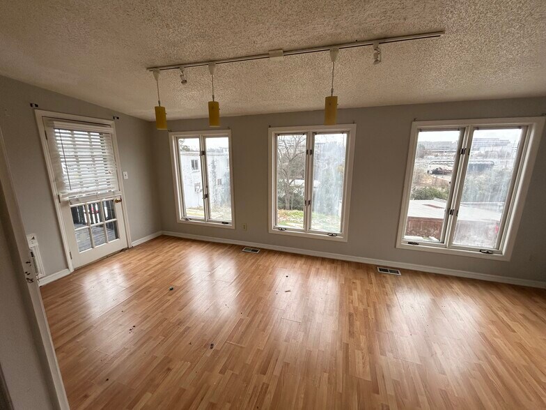More Photos Of 722 N West St, Raleigh Bar For Lease