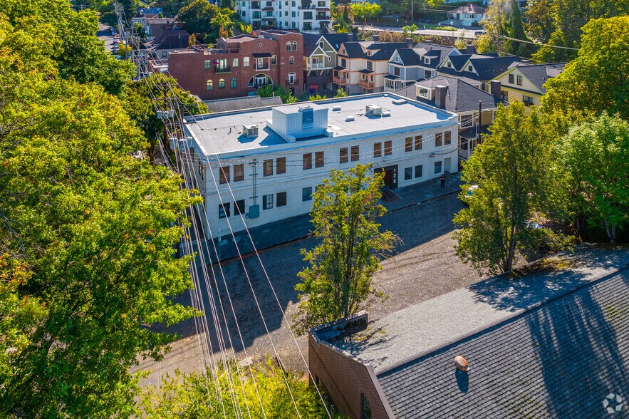 More Photos Of 120 SW Grover St, Portland Showroom For Sale