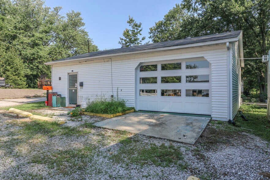 More Photos Of 1331 W 11th St, Bloomington Unknown For Lease