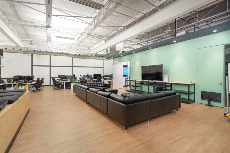 More Photos Of 4760 Rue Acorn, Montréal Research And Development For Lease