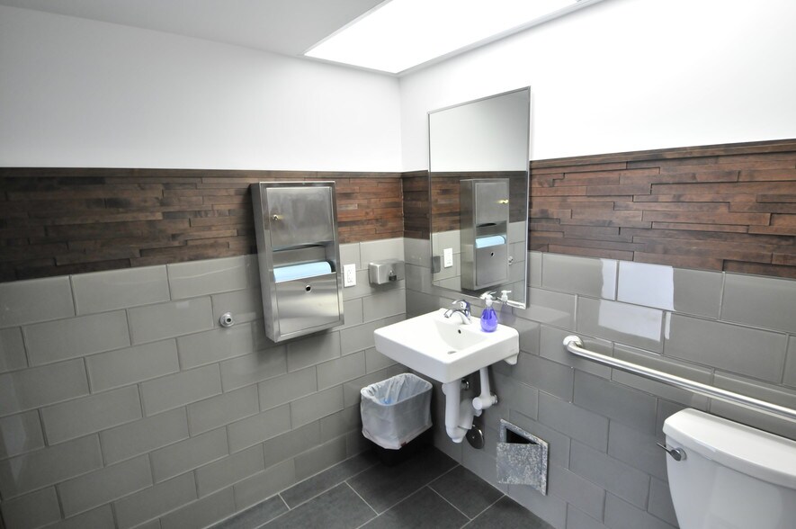 More Photos Of 6840 E Indian School Rd, Scottsdale General Retail For Lease