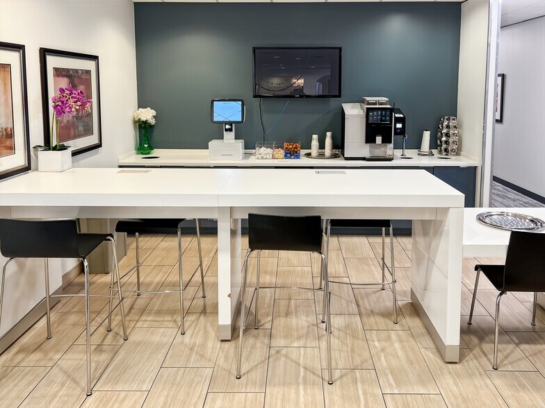 More Photos Of 7047 E Greenway Pky, Scottsdale Coworking Space