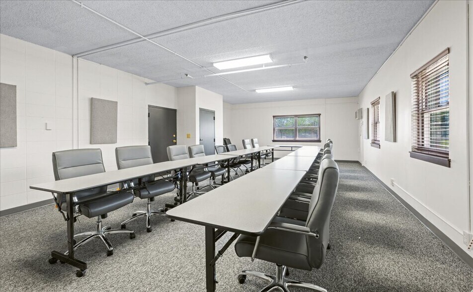 More Photos Of 2406 Fowler Ave, Omaha Office For Sale