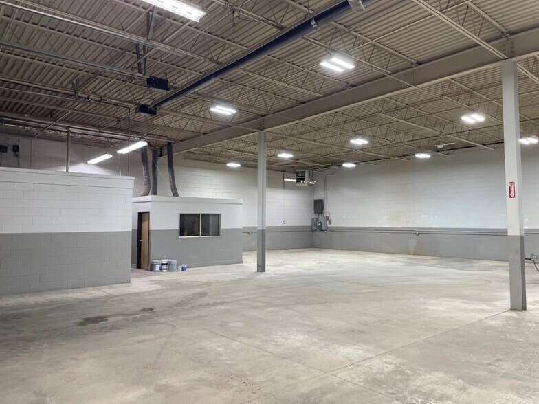 More Photos Of 17560-17600 Helro Dr, Fraser Warehouse For Lease