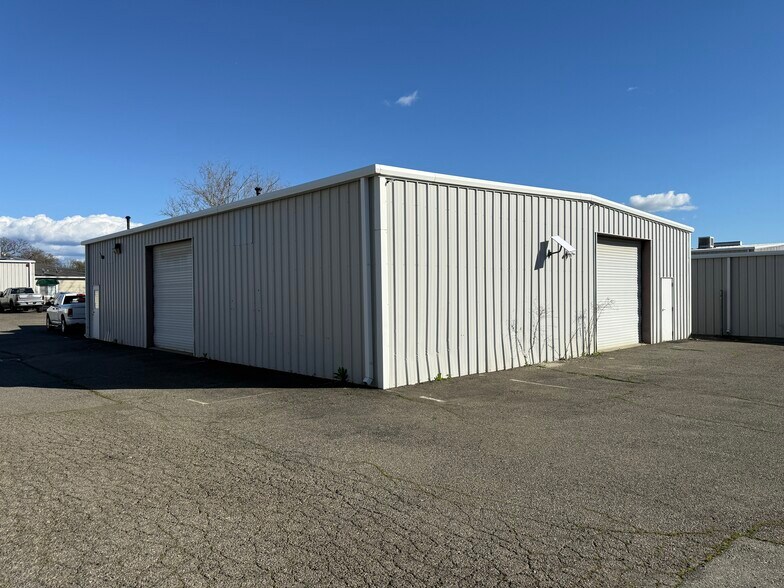 More Photos Of 20260 Skypark Dr, Redding Flex For Lease