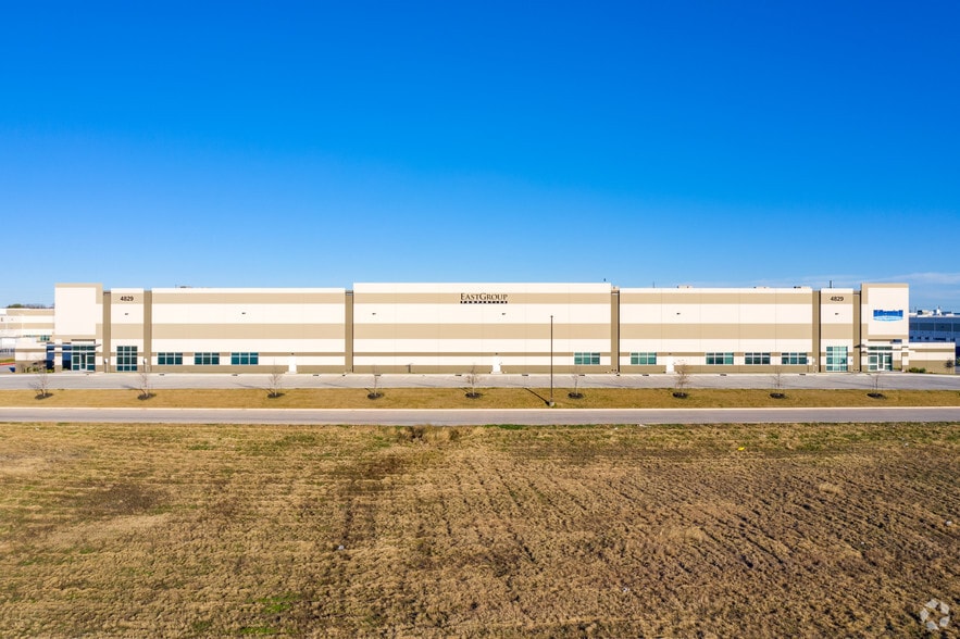 More Photos Of 5035 Eisenhauer Rd, San Antonio Unknown For Lease
