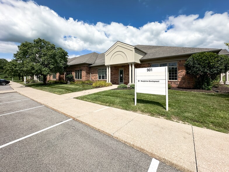 More Photos Of 901 Chestnut Hills Pky, Fort Wayne Office For Sale