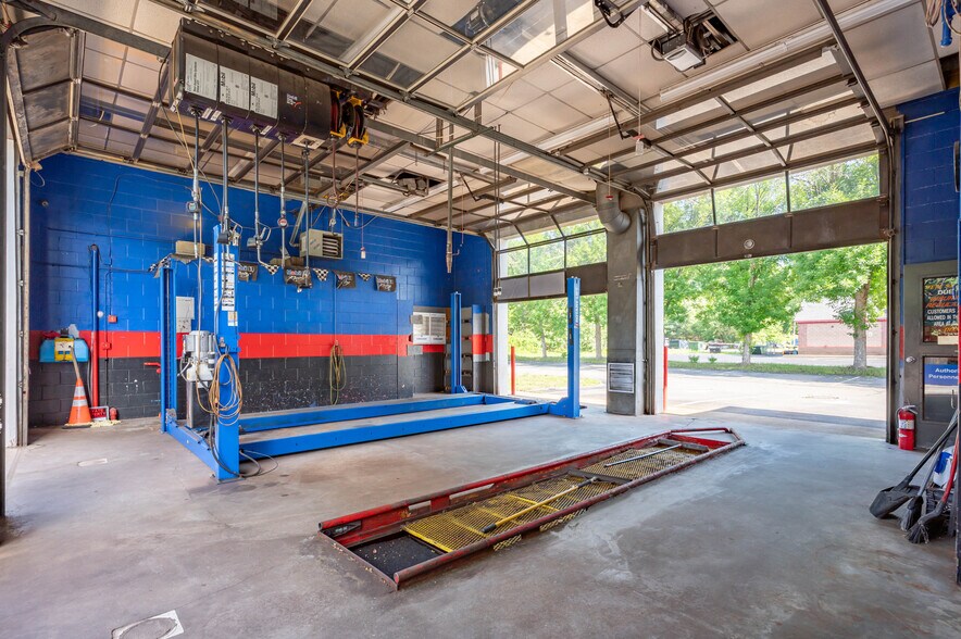 More Photos Of 386 Daniel Webster Hwy, Merrimack Auto Repair For Lease