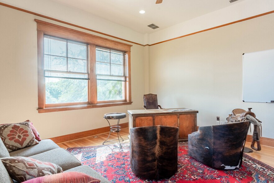 More Photos Of 131 E Exchange Ave, Fort Worth Office Residential For Lease