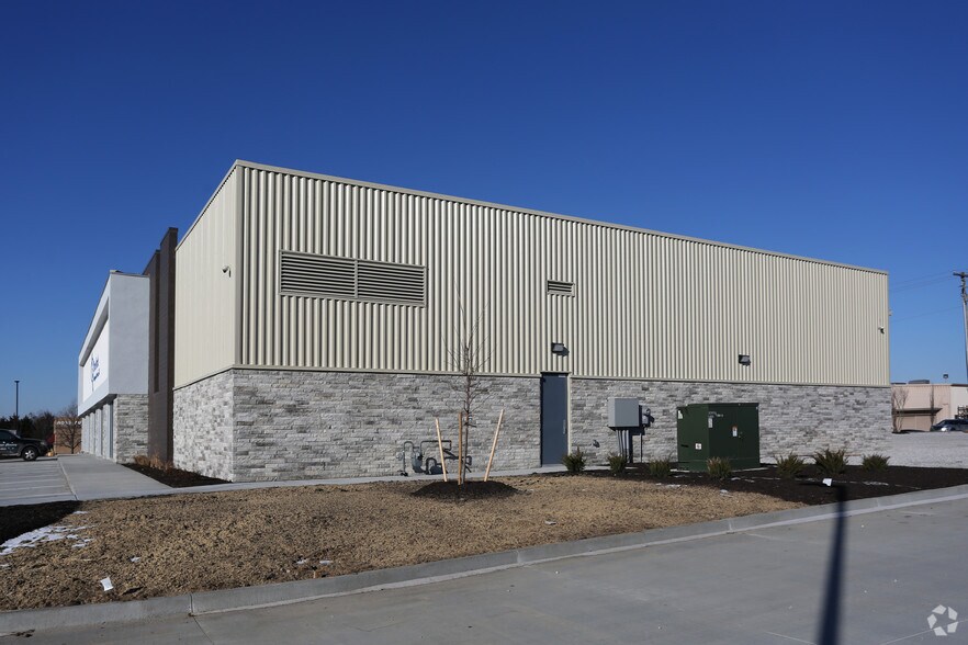 More Photos Of 1160 W 149th St, Olathe Warehouse For Sale