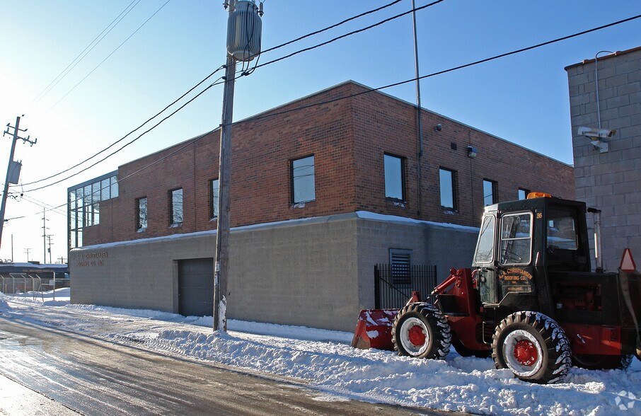 More Photos Of 2101 W Purdue St, Milwaukee Light Manufacturing For Lease