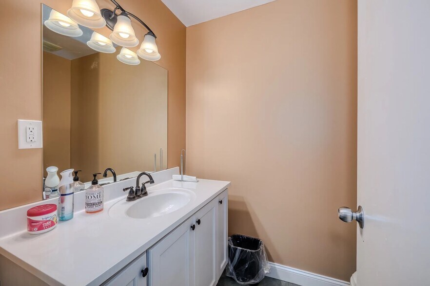 More Photos Of 1551 Kellum Pl, Mineola Office For Sale