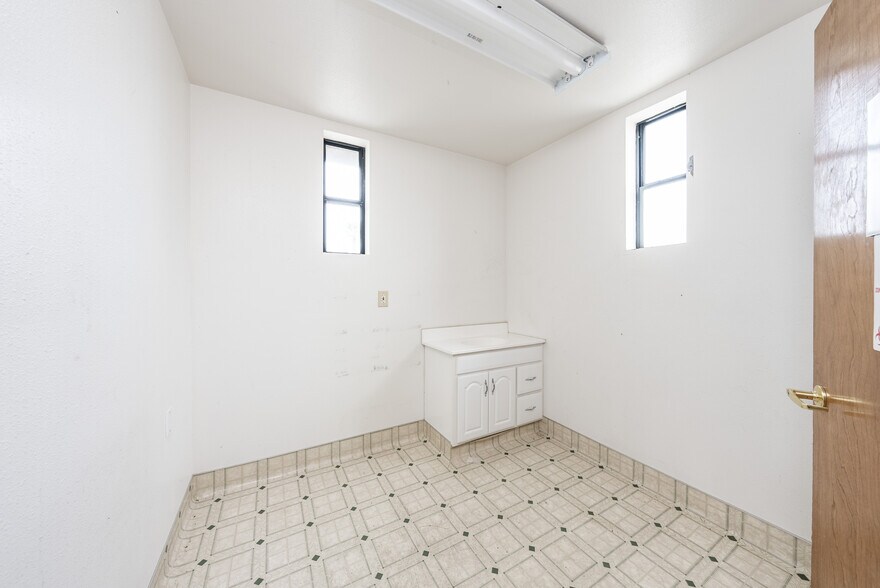 More Photos Of 927 O St, Firebaugh Healthcare For Sale