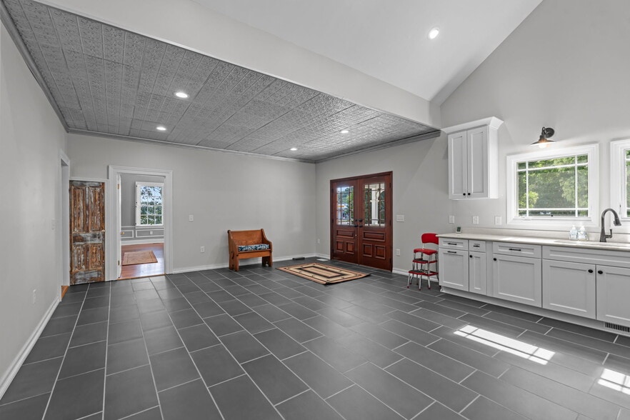 More Photos Of 202 W Main St, Sanford Office Residential For Lease
