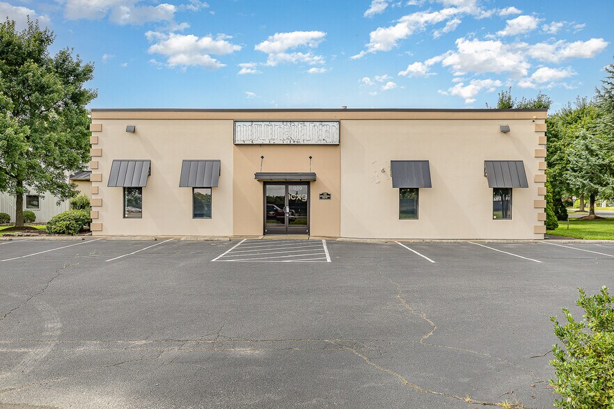 More Photos Of 100 Industrial Dr, Fredericksburg Showroom For Sale