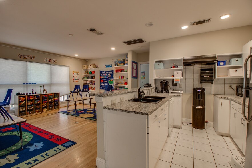 More Photos Of 4235 Cedar Springs Rd, Dallas Office For Sale