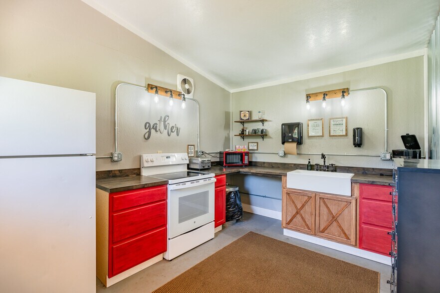 More Photos Of 8 W Curlew Lake Rd, Republic Self Storage For Sale