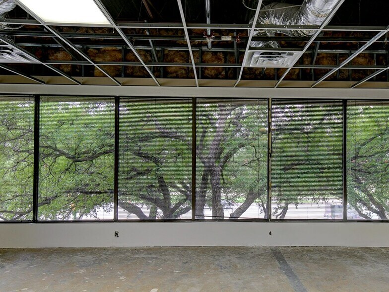 More Photos Of 1010 W Mockingbird Ln, Dallas Office For Lease