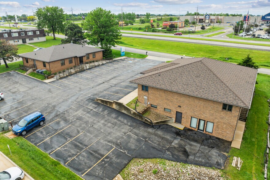 More Photos Of 305 E San Marnan Dr, Waterloo Medical For Sale