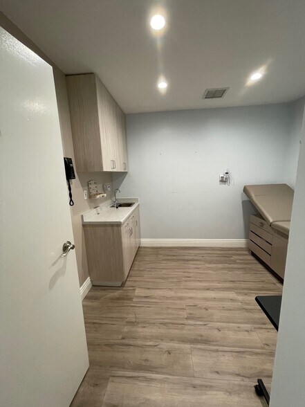 More Photos Of 10866 Riverside Dr, North Hollywood Hospital For Lease