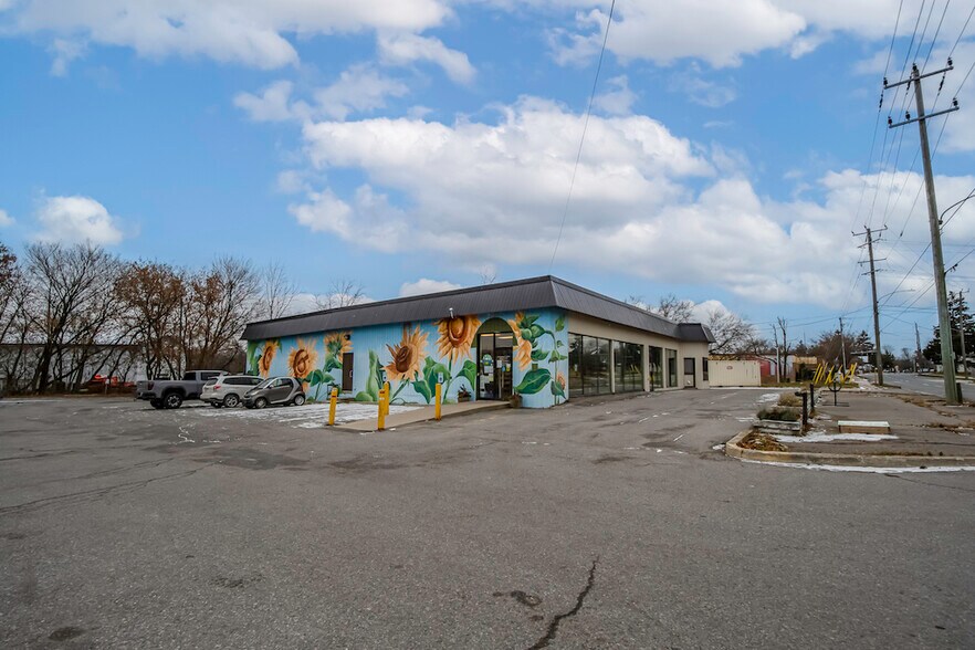 More Photos Of 904 Water St, Peterborough Freestanding For Lease