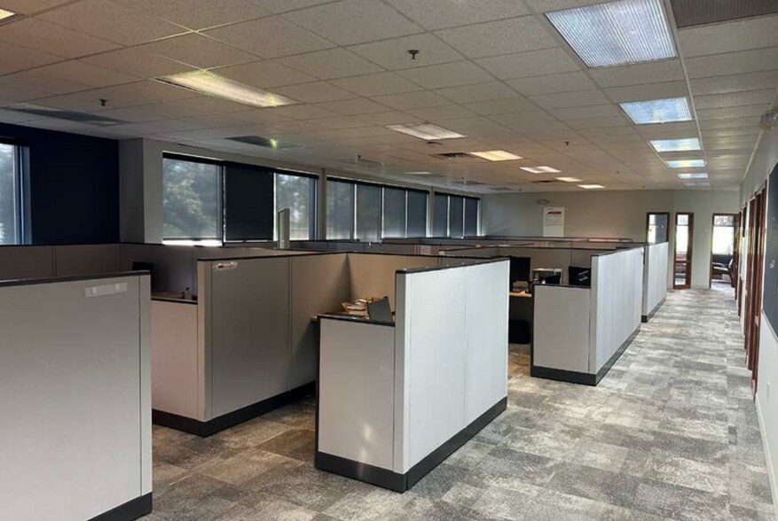 More Photos Of 6037 Commerce Ct, Mason Warehouse For Lease