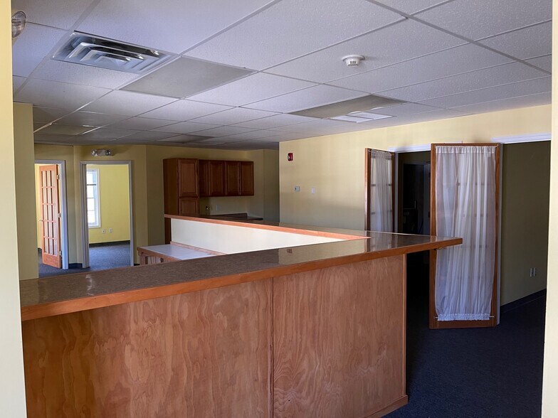 More Photos Of 828 Federal Rd, Brookfield Office For Lease