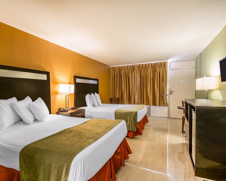 More Photos Of 44199 Highway 27 N, Davenport Hotel For Sale