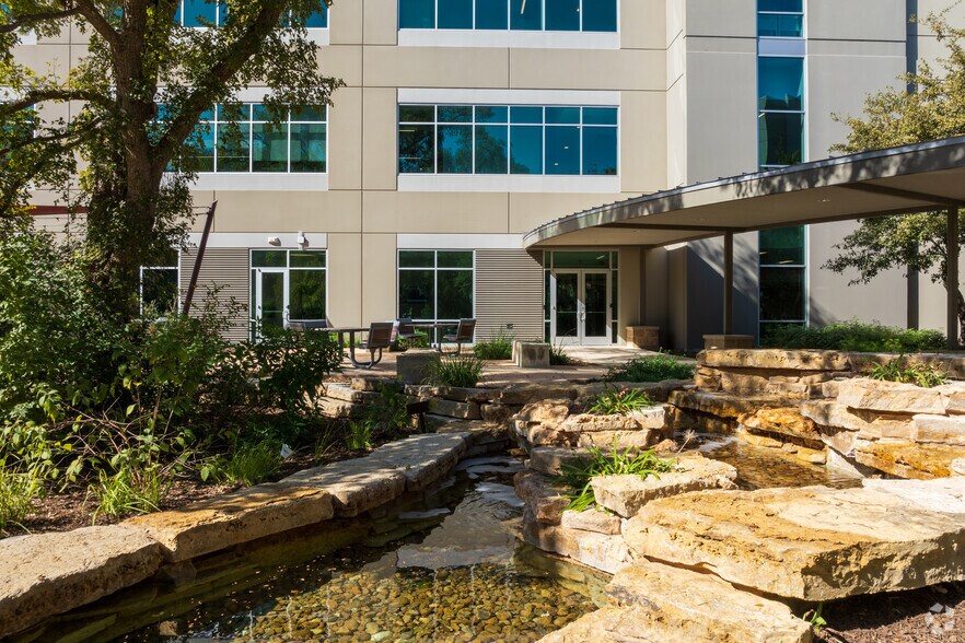 More Photos Of 19122 N US Highway 281, San Antonio Office For Lease