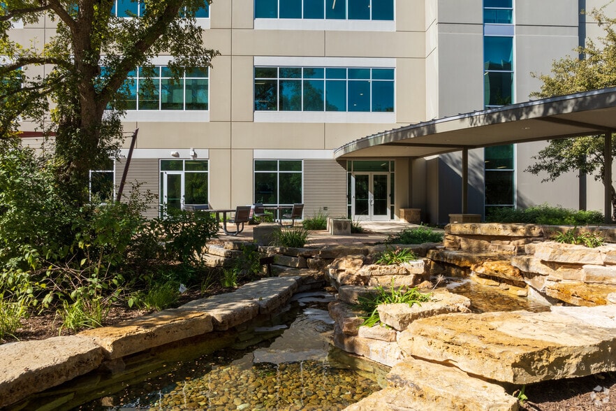 More Photos Of 19122 N US Highway 281, San Antonio Office For Lease