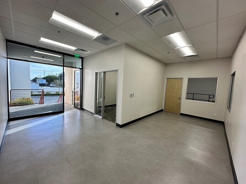 More Photos Of 301-445 N Figueroa St, Wilmington Warehouse For Lease