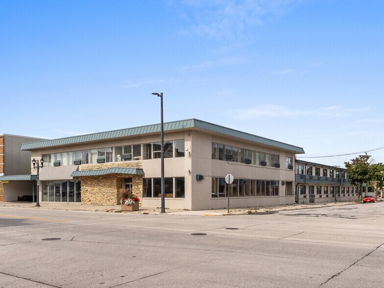 Primary Photo Of 908 Washington St, Manitowoc Hotel For Sale