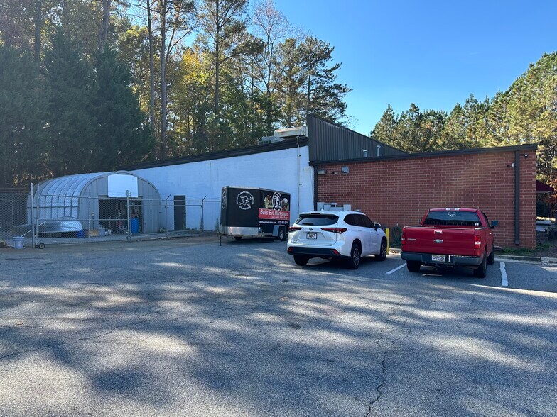 More Photos Of 6190 Parkway North Dr, Cumming Light Distribution For Sale