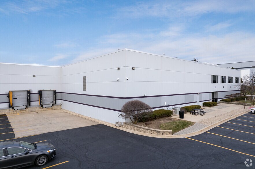 More Photos Of 1018 Tri-State Pky, Gurnee Warehouse For Lease